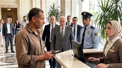قصة موظفة البنك طردت مزارع بسيط ..وما حدث بعد ذلك لم يتوقعه أحد