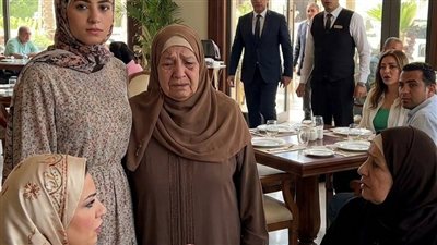 قصة الجرسونة والسيدة الغنية