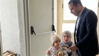 قصة الملياردير شاف طفلة صغيرة بتجر مرتبة في مدخل العمارة الفخمة 